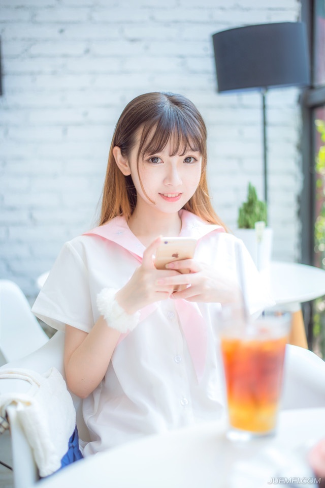 刘璋也跟着从里面出来，闻言脸色不禁一黑，任谁被以前的手下指着鼻子骂心里面也不会好受，当下皱眉怒道：“叛主之贼，我自问待你不薄，就算政略有误，如今益州已破，你为何还要纠缠不休？”
